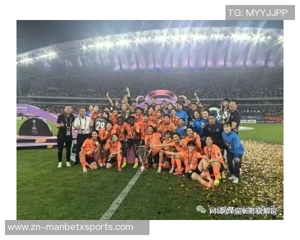 武汉车谷江大女足赛后自豪展示国旗合影庆祝中国骄傲时刻 武汉车谷江大女足赛后自豪展示国旗合影庆祝中国骄傲时刻