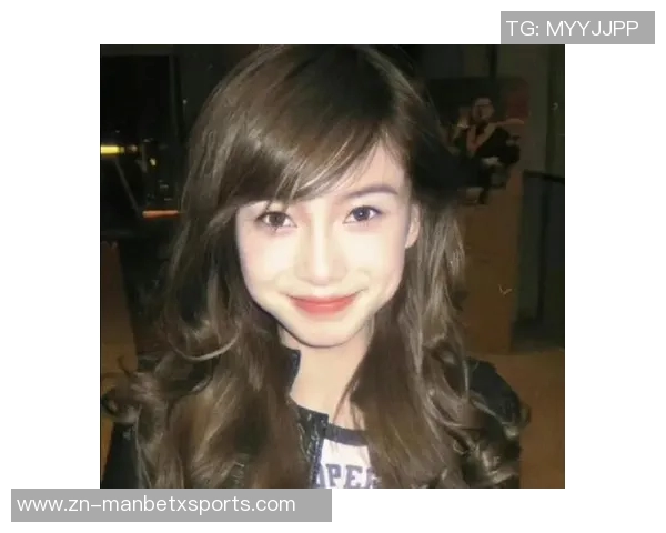 黄老板分享8岁与34岁穿巴萨球衣对比照引发粉丝热议