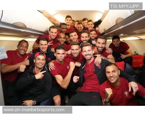 C罗分享球队合影庆祝晋级世界杯激励全队继续奋斗为葡萄牙加油