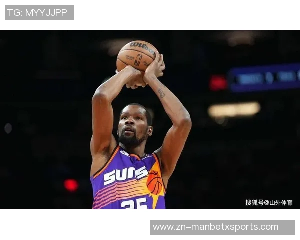 杜兰特场边轻松愉快与火箭助教艾维畅谈免战牌背后心态揭秘